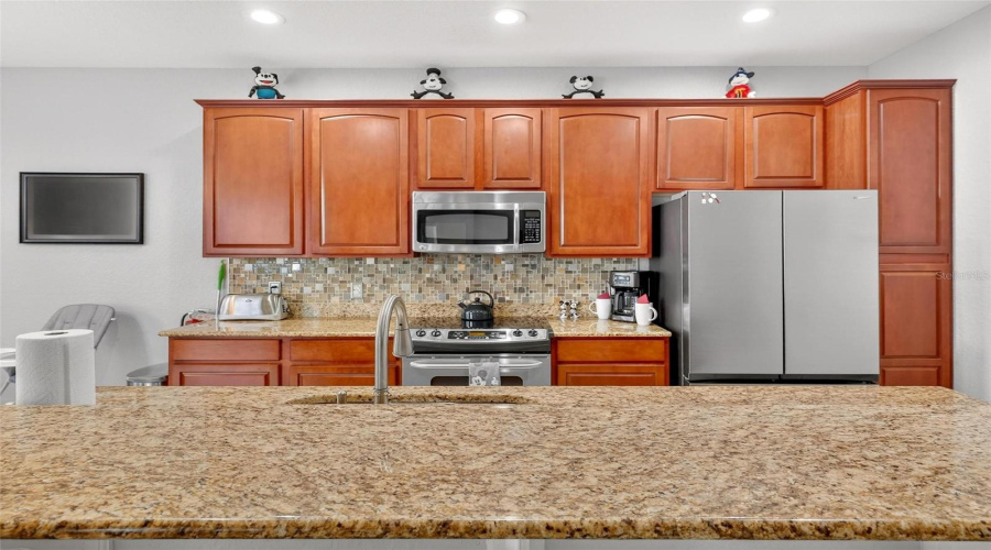 Kitchen_with_Granite_countertops_and_stainless-steel_appliances
