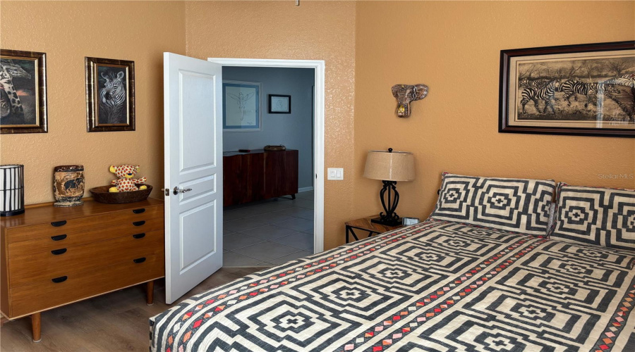 2nd_bedroom_looking_into_foyer