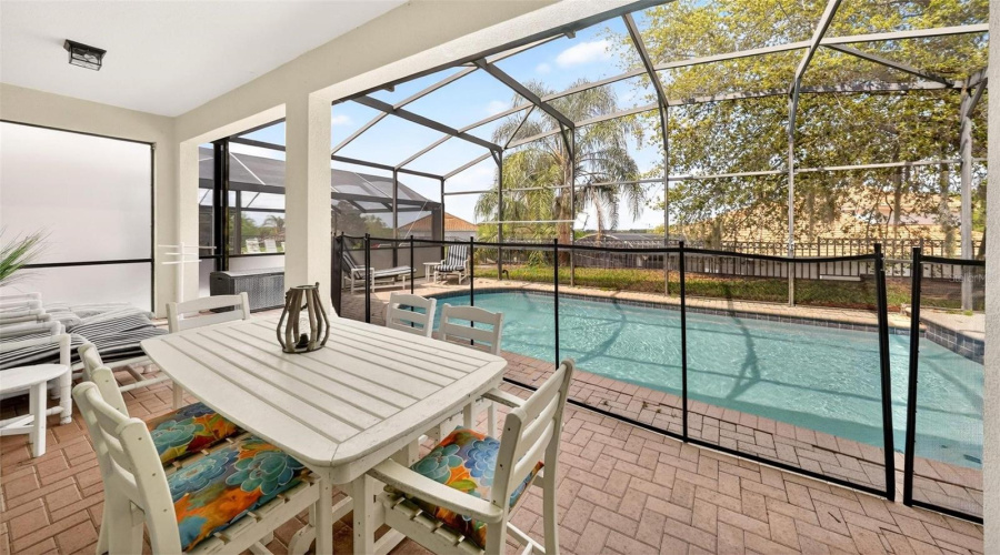 Covered_lanai_area_with_privacy_screen_to_left