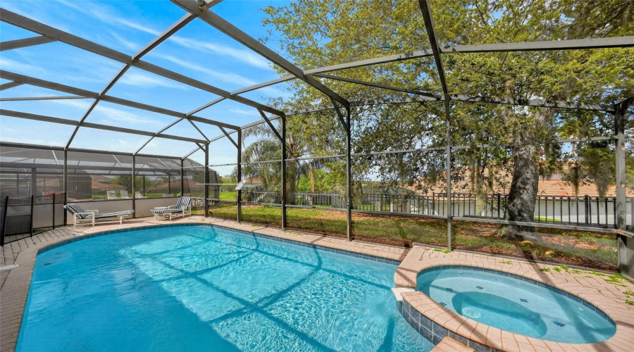 Pool_pic_#5_showing_spa_to_right