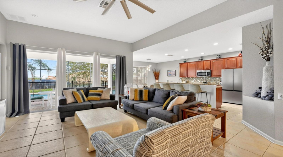 Family_room_slider_to_covered_lanai_and_poolspa_