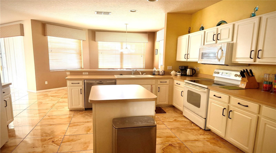 DAVENPORT, Florida 33897, 5 Bedrooms Bedrooms, ,3 BathroomsBathrooms,Residential,For Sale,HIGHER COMBE,0,MFRO6399361