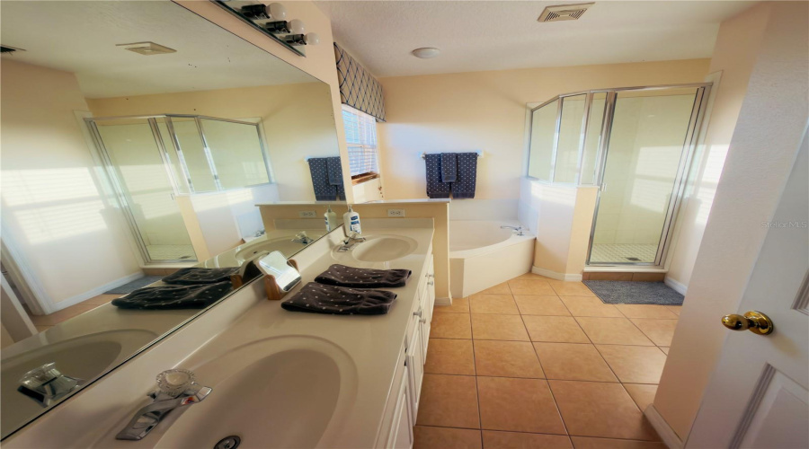 DAVENPORT, Florida 33897, 5 Bedrooms Bedrooms, ,3 BathroomsBathrooms,Residential,For Sale,HIGHER COMBE,0,MFRO6399361