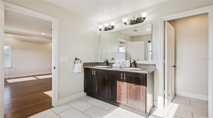 ORLANDO, Florida 32836, 5 Bedrooms Bedrooms, ,4 BathroomsBathrooms,Residential,For Sale,ACOSTA,0,MFRO6400810