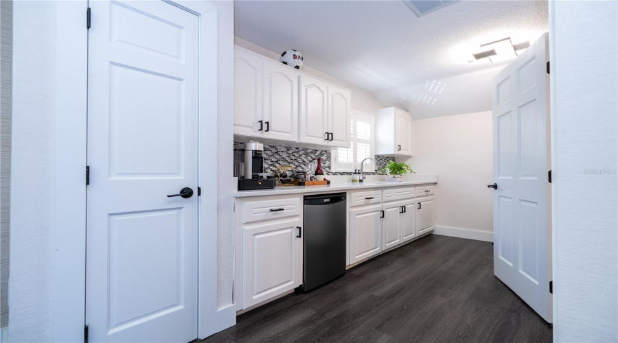 Private kitchen that serves only the in-law suite.