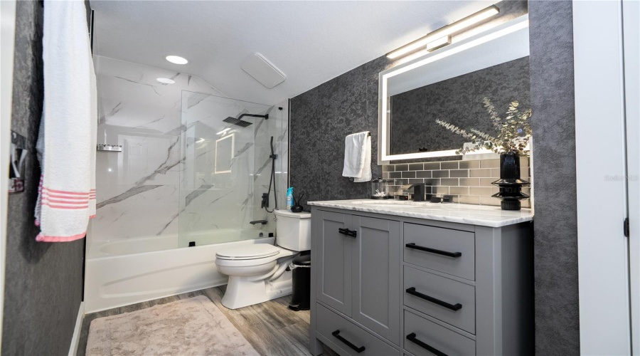 Private full bathroom that attends uniquely the in-law suite.