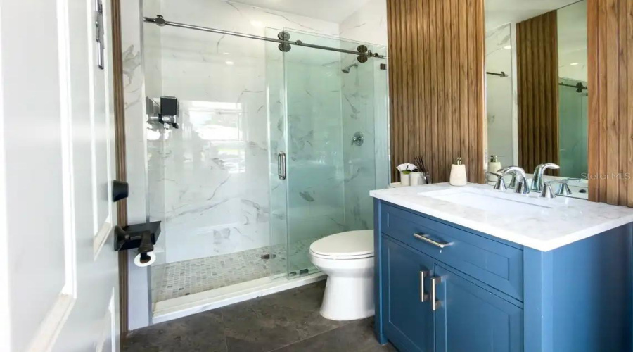 A full bathroom that attends the external area to keep privacy inside the house.