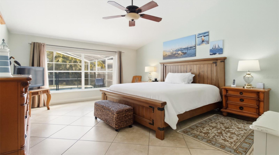 Huge primary bedroom