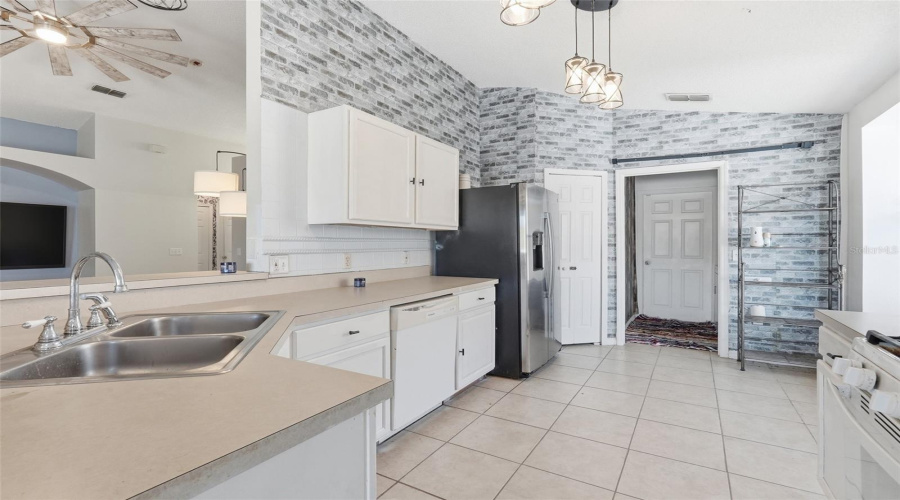 DAVENPORT, Florida 33837, 3 Bedrooms Bedrooms, ,2 BathroomsBathrooms,Residential,For Sale,ROLLINS,0,MFRG5111518