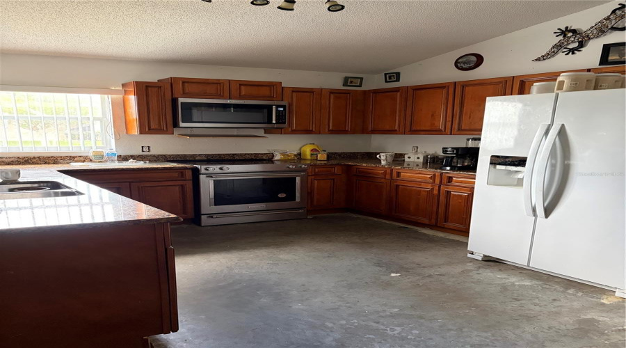 KISSIMMEE, Florida 34746, 4 Bedrooms Bedrooms, ,2 BathroomsBathrooms,Residential,For Sale,EAGLE POINTE,0,MFRS5148539