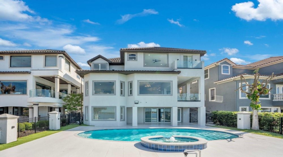 Amazing pool & Backyard to entertain