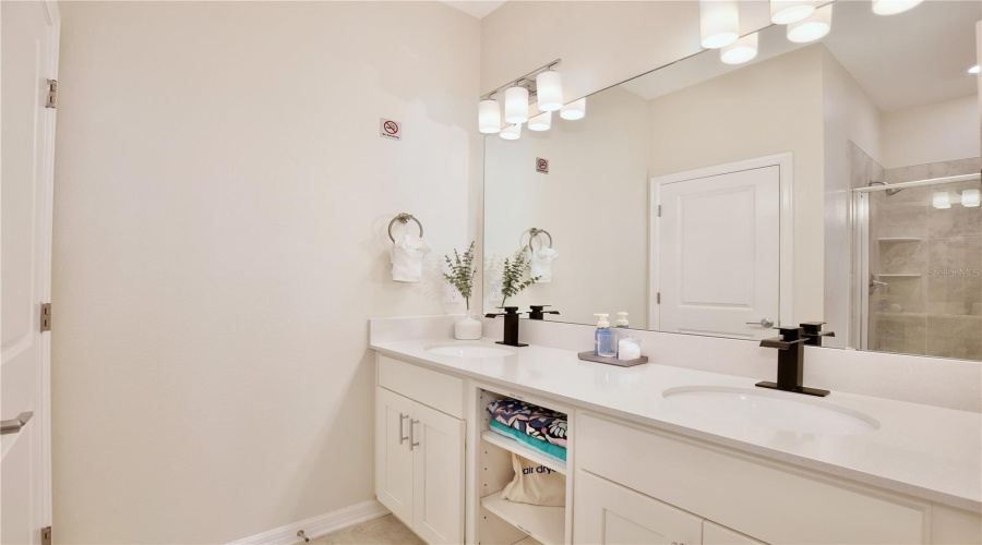 KISSIMMEE, Florida 34746, 2 Bedrooms Bedrooms, ,2 BathroomsBathrooms,Residential,For Sale,PARADOX,0,MFRO6401403