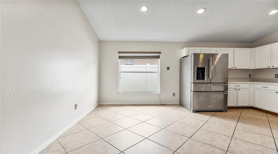 LARGE kitchen with an eating space in the kitchen