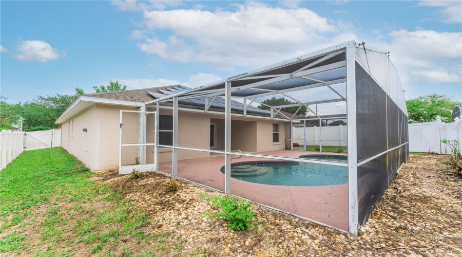 Fully fenced yard with vinyl fence