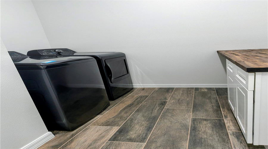 Utility room with washer & dryer and cabinet