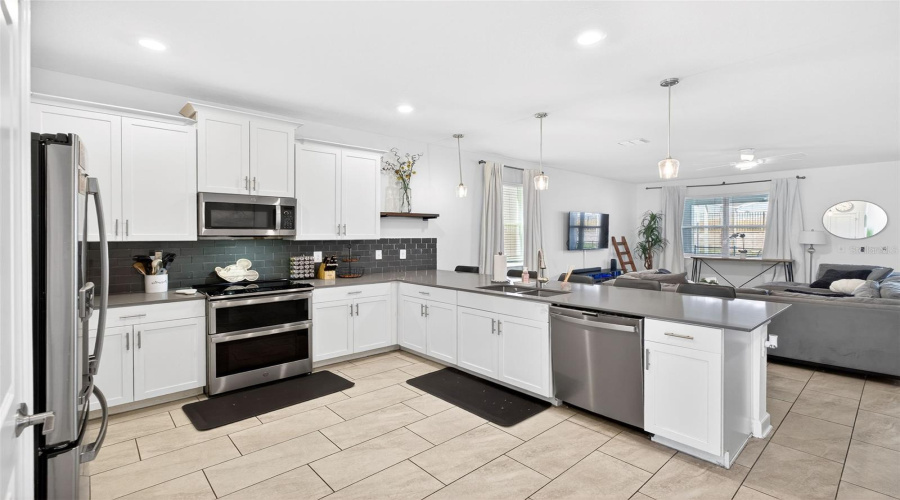 DAVENPORT, Florida 33896, 8 Bedrooms Bedrooms, ,5 BathroomsBathrooms,Residential,For Sale,SOMMERSET HILLS,0,MFRO6402019