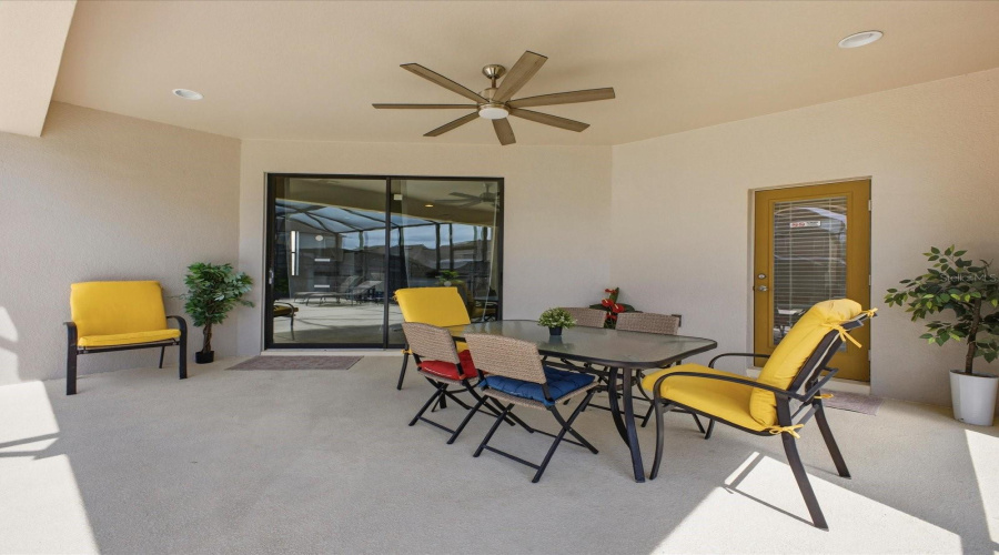 Covered Patio w/outdoor bath access