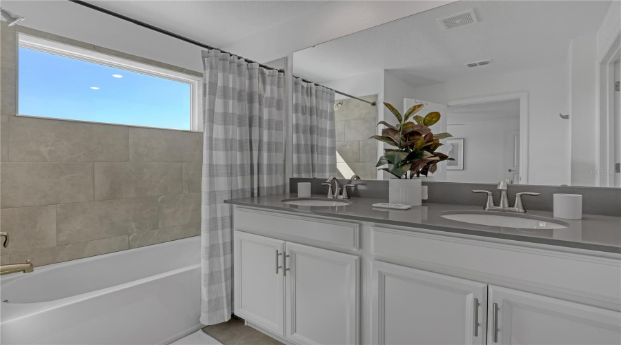 DAVENPORT, Florida 33896, 4 Bedrooms Bedrooms, ,3 BathroomsBathrooms,Residential,For Sale,KINGSBARN,0,MFRTB8502672