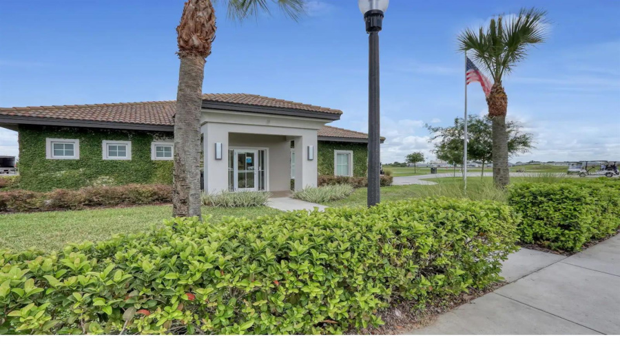 DAVENPORT, Florida 33896, 4 Bedrooms Bedrooms, ,3 BathroomsBathrooms,Residential,For Sale,KINGSBARN,0,MFRTB8502672