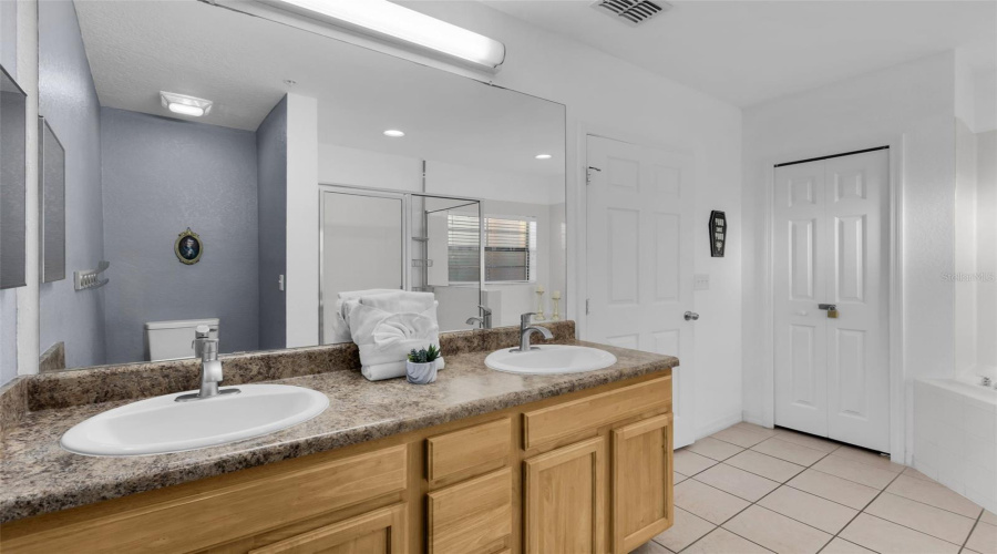 KISSIMMEE, Florida 34747, 2 Bedrooms Bedrooms, ,2 BathroomsBathrooms,Residential,For Sale,TREASURE TROVE,0,MFRO6384974