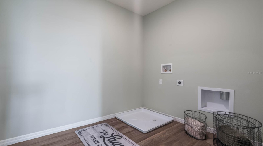 DAVENPORT, Florida 33837, 5 Bedrooms Bedrooms, ,3 BathroomsBathrooms,Residential,For Sale,MOLERA BEACH,0,MFRO6366837
