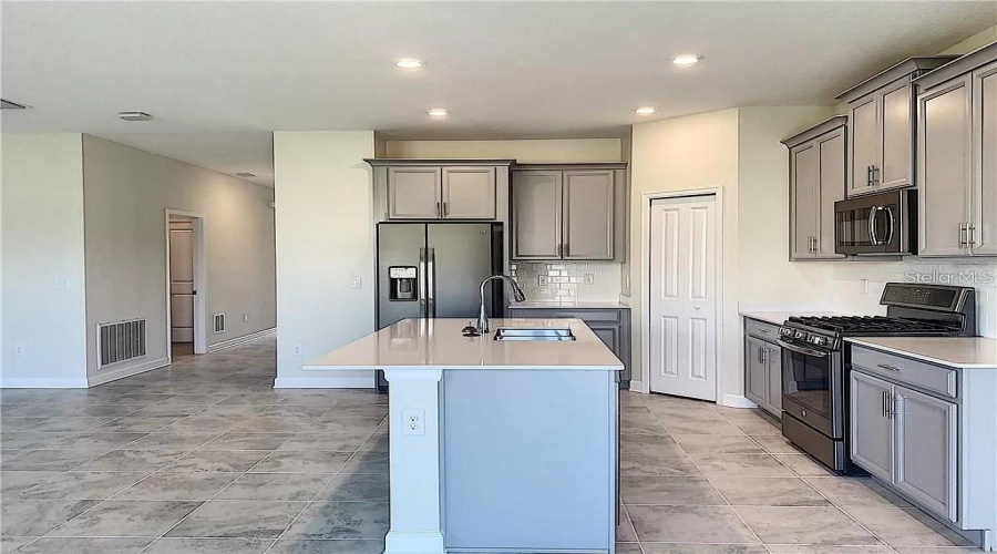 DAVENPORT, Florida 33837, 4 Bedrooms Bedrooms, ,2 BathroomsBathrooms,Residential,For Sale,OAK CREST,0,MFRO6402357