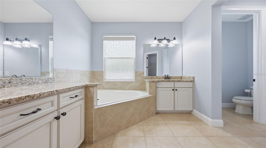 ORLANDO, Florida 32836, 5 Bedrooms Bedrooms, ,4 BathroomsBathrooms,Residential,For Sale,LAVANDE,0,MFRO6404029