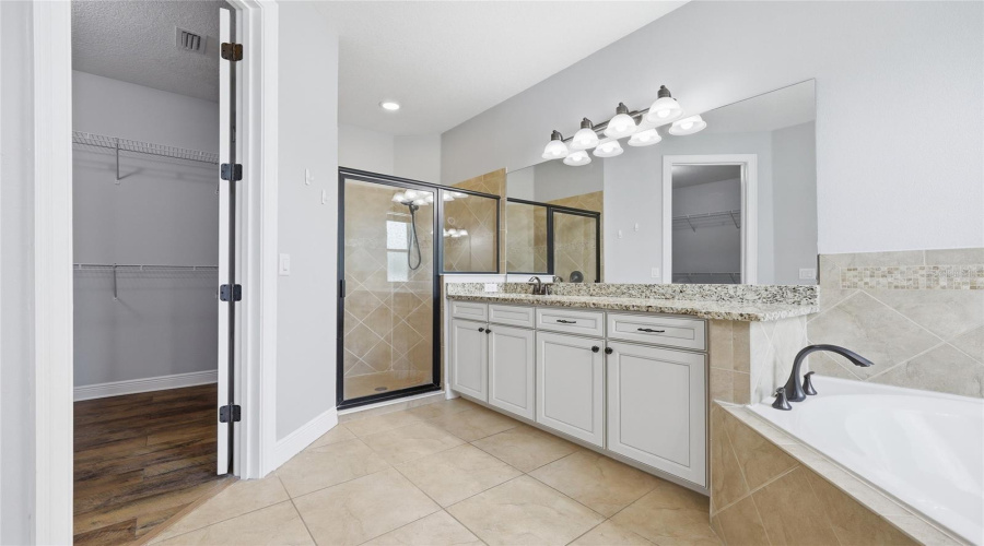 ORLANDO, Florida 32836, 5 Bedrooms Bedrooms, ,4 BathroomsBathrooms,Residential,For Sale,LAVANDE,0,MFRO6404029