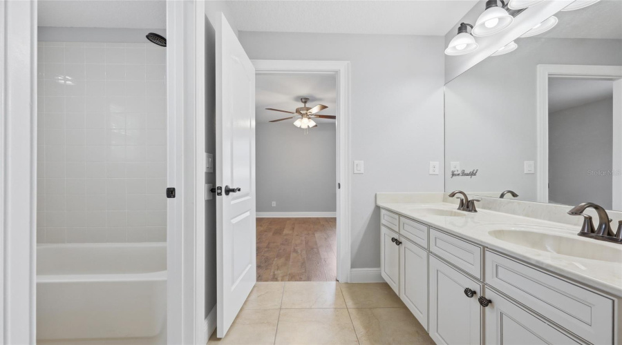 ORLANDO, Florida 32836, 5 Bedrooms Bedrooms, ,4 BathroomsBathrooms,Residential,For Sale,LAVANDE,0,MFRO6404029