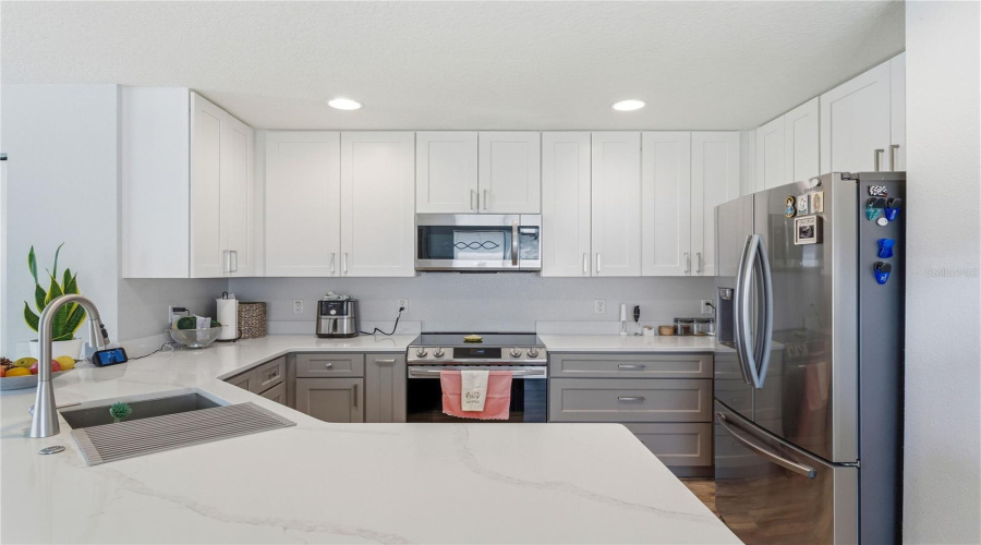 KISSIMMEE, Florida 34746, 3 Bedrooms Bedrooms, ,2 BathroomsBathrooms,Residential,For Sale,SEAVIEW CASTLE,0,MFRO6403051