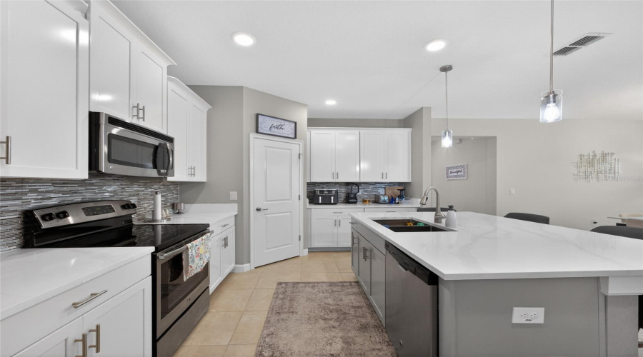KISSIMMEE, Florida 34746, 4 Bedrooms Bedrooms, ,3 BathroomsBathrooms,Residential,For Sale,WHITE HORSE,0,MFRO6403738