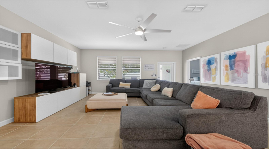 KISSIMMEE, Florida 34746, 4 Bedrooms Bedrooms, ,3 BathroomsBathrooms,Residential,For Sale,WHITE HORSE,0,MFRO6403738