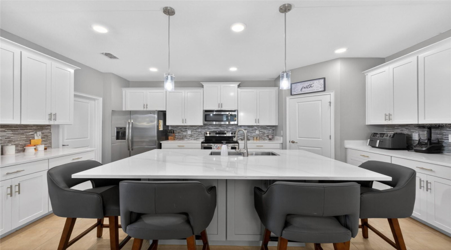 KISSIMMEE, Florida 34746, 4 Bedrooms Bedrooms, ,3 BathroomsBathrooms,Residential,For Sale,WHITE HORSE,0,MFRO6403738