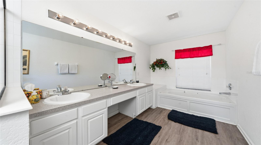 KISSIMMEE, Florida 34747, 6 Bedrooms Bedrooms, ,4 BathroomsBathrooms,Residential,For Sale,BASNETT,0,MFRO6397158