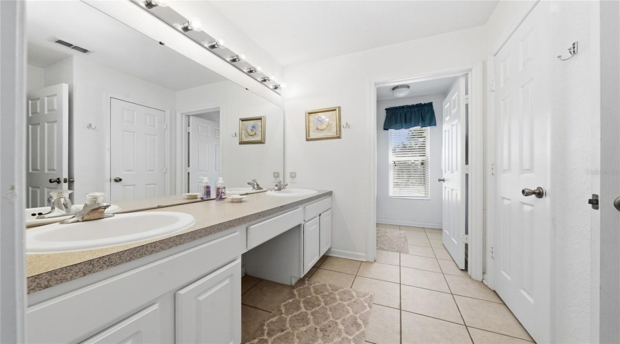 KISSIMMEE, Florida 34747, 6 Bedrooms Bedrooms, ,4 BathroomsBathrooms,Residential,For Sale,BASNETT,0,MFRO6397158