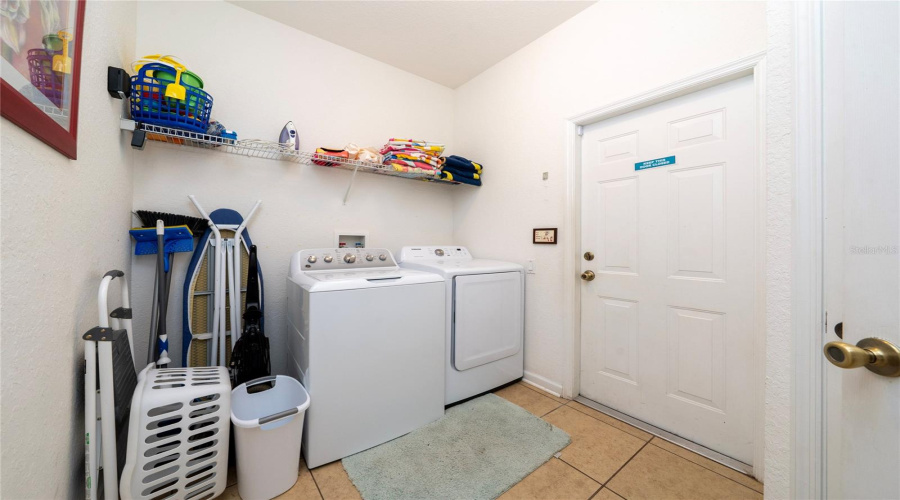 KISSIMMEE, Florida 34747, 6 Bedrooms Bedrooms, ,4 BathroomsBathrooms,Residential,For Sale,BASNETT,0,MFRO6397158