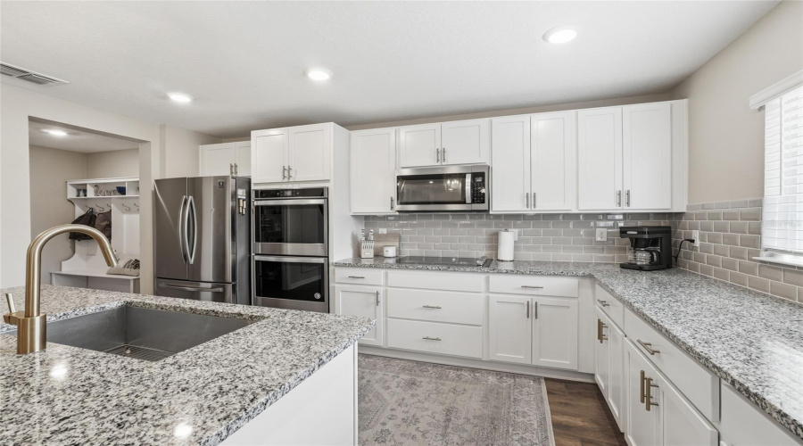 DAVENPORT, Florida 33896, 5 Bedrooms Bedrooms, ,3 BathroomsBathrooms,Residential,For Sale,AUGUSTUS,0,MFRS5149043