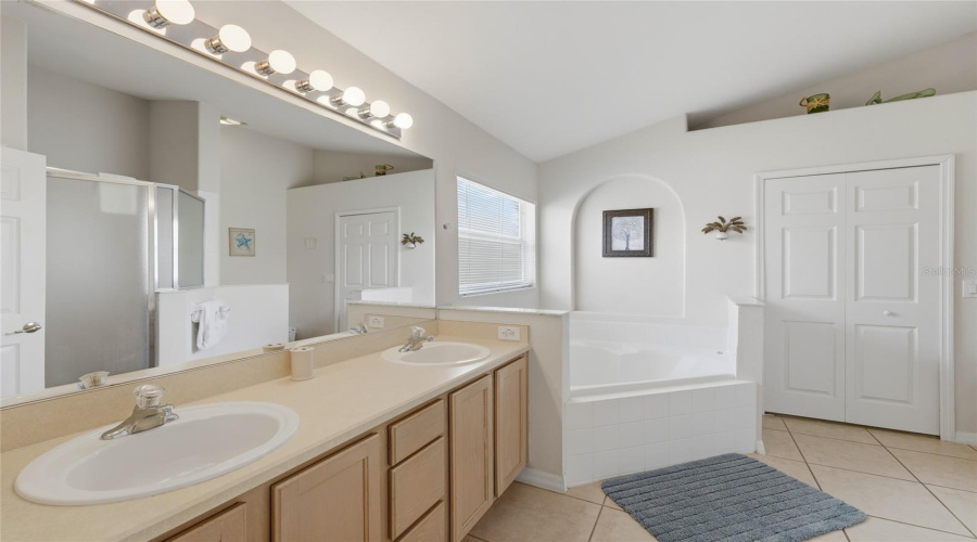 KISSIMMEE, Florida 34747, 4 Bedrooms Bedrooms, ,3 BathroomsBathrooms,Residential,For Sale,ONEIDA,0,MFRO6390689