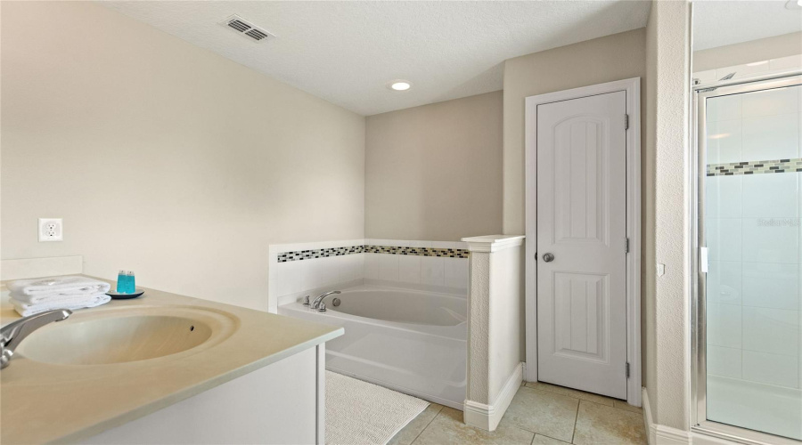 DAVENPORT, Florida 33837, 5 Bedrooms Bedrooms, ,4 BathroomsBathrooms,Residential,For Sale,OAKBOURNE,0,MFRO6404308