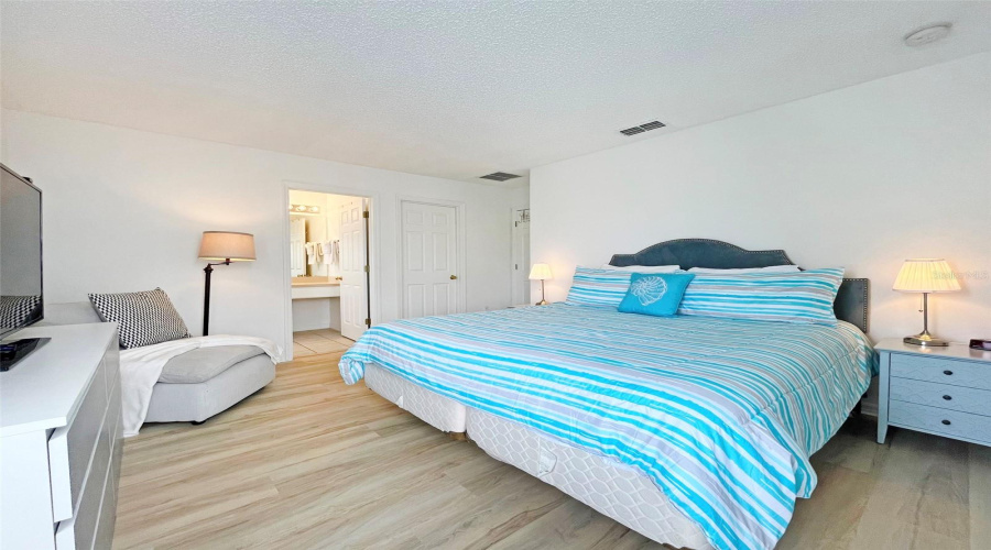 KISSIMMEE, Florida 34746, 6 Bedrooms Bedrooms, ,5 BathroomsBathrooms,Residential,For Sale,MADIERA BEACH,0,MFRS5149098