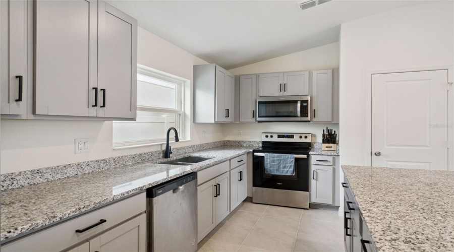 DAVENPORT, Florida 33897, 3 Bedrooms Bedrooms, ,2 BathroomsBathrooms,Residential,For Sale,PAPAYA,0,MFRO6403216