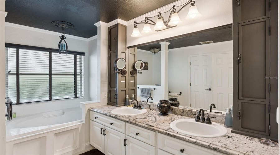 DAVENPORT, Florida 33896, 4 Bedrooms Bedrooms, ,3 BathroomsBathrooms,Residential,For Sale,WINDSOR,0,MFRS5144046