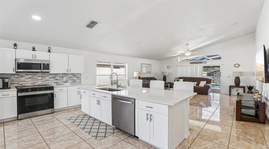 DAVENPORT, Florida 33897, 3 Bedrooms Bedrooms, ,2 BathroomsBathrooms,Residential,For Sale,CASTERTON,0,MFRO6403315
