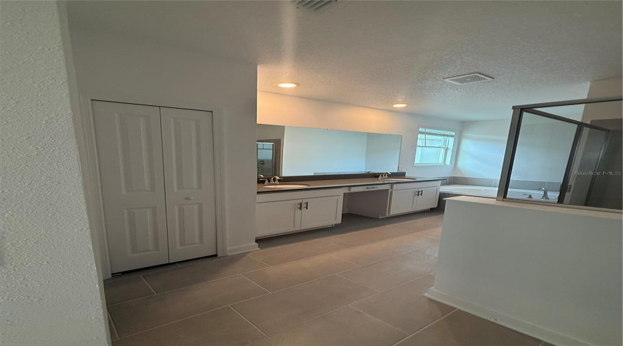 DAVENPORT, Florida 33896, 6 Bedrooms Bedrooms, ,5 BathroomsBathrooms,Residential,For Sale,KINGSBARN,0,MFRO6350323