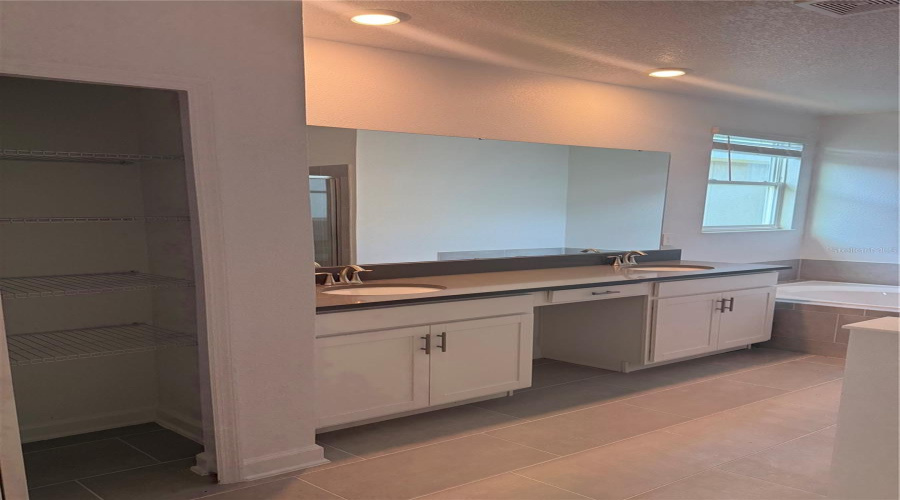 DAVENPORT, Florida 33896, 6 Bedrooms Bedrooms, ,5 BathroomsBathrooms,Residential,For Sale,KINGSBARN,0,MFRO6350323
