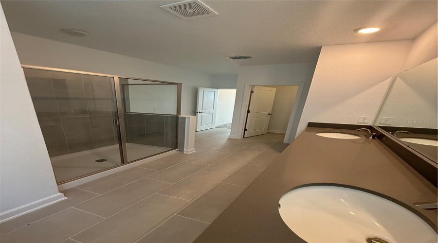 DAVENPORT, Florida 33896, 6 Bedrooms Bedrooms, ,5 BathroomsBathrooms,Residential,For Sale,KINGSBARN,0,MFRO6350323