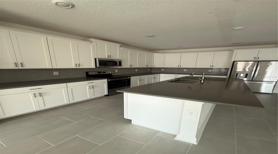 DAVENPORT, Florida 33896, 6 Bedrooms Bedrooms, ,5 BathroomsBathrooms,Residential,For Sale,KINGSBARN,0,MFRO6350323