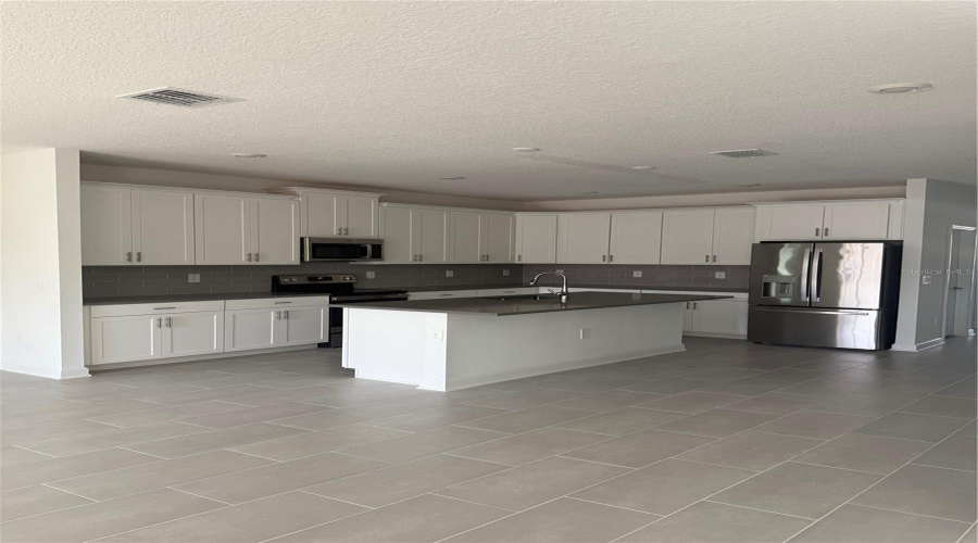 DAVENPORT, Florida 33896, 6 Bedrooms Bedrooms, ,5 BathroomsBathrooms,Residential,For Sale,KINGSBARN,0,MFRO6350323