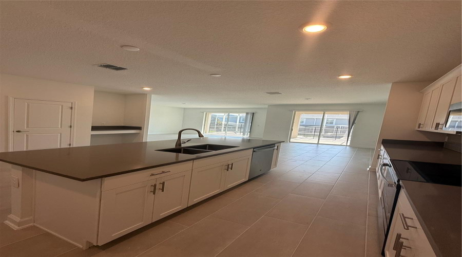 DAVENPORT, Florida 33896, 6 Bedrooms Bedrooms, ,5 BathroomsBathrooms,Residential,For Sale,KINGSBARN,0,MFRO6350323