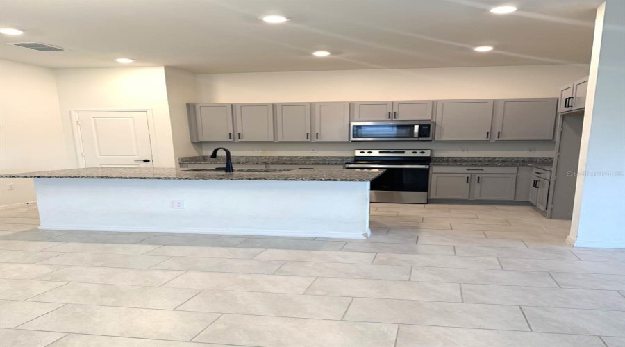 DAVENPORT, Florida 33896, 4 Bedrooms Bedrooms, ,2 BathroomsBathrooms,Residential,For Sale,OVERPOOL,0,MFRO6405048